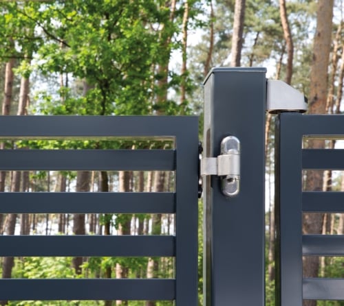 3 DM BEARING HINGE Detail anthracite gate in front of forest 1920px 1