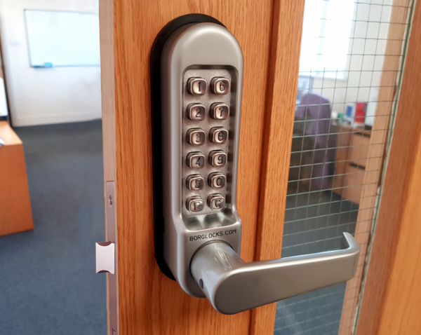 Borg BL5409 mechanical gate lock with keypad and 60x72mm mortice lock for internal & external doors - satin chrome finish with flat bar lever handle