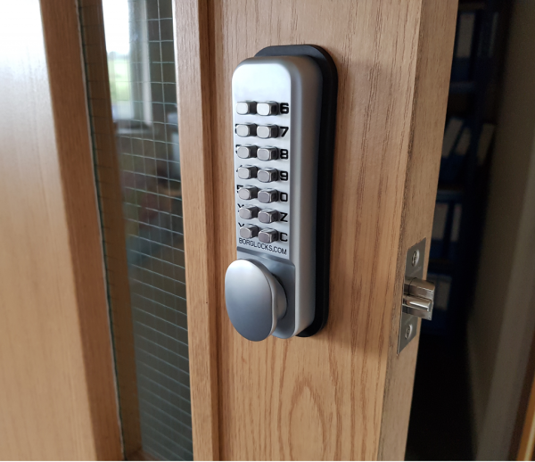 Borg BL2201 mechanical gate lock with keypad and 60mm latch for internal doors - satin chrome finish with holdback function