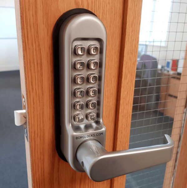 Borg BL5451 mechanical gate lock with back to keypads and 60mm latch for internal & external doors - satin chrome finish with flat lever handle