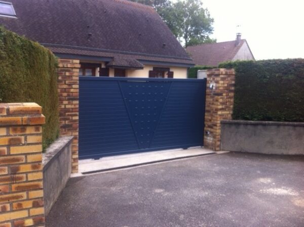 Aluminium driveway gate - Arpeggio Vancouver